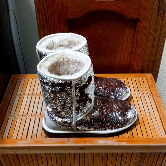 💛👢UGG Authentic Gold & Silver Sequined Boots With Cozy Fur Inside Size 8 - Picture 2 of 6